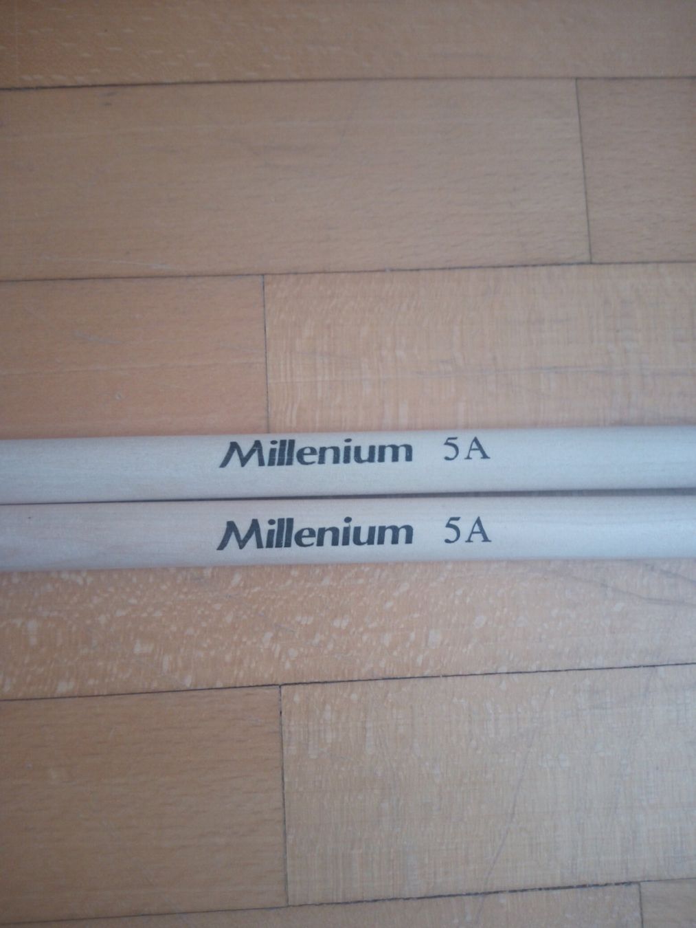 Instruments de musique: Bâtons de batterie Millenium 5A bois léger, lot de 2 pièces – D'occasion à Sugiez par fra_79b8