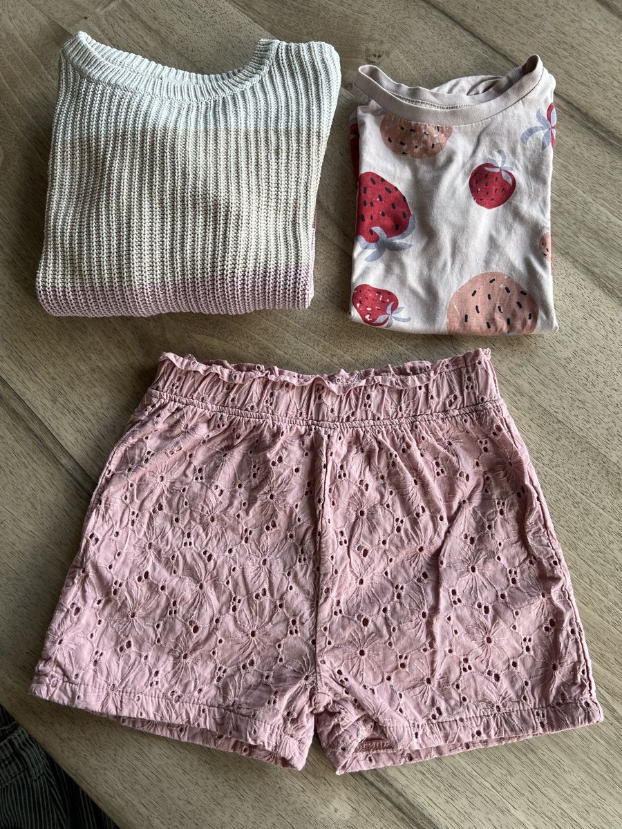 Kleiderpakete & -sets: Kleiderset Mädchen Shorts T-Shirt Pullover Gr. 116-128 – Gebraucht aus Eglisau von yd55