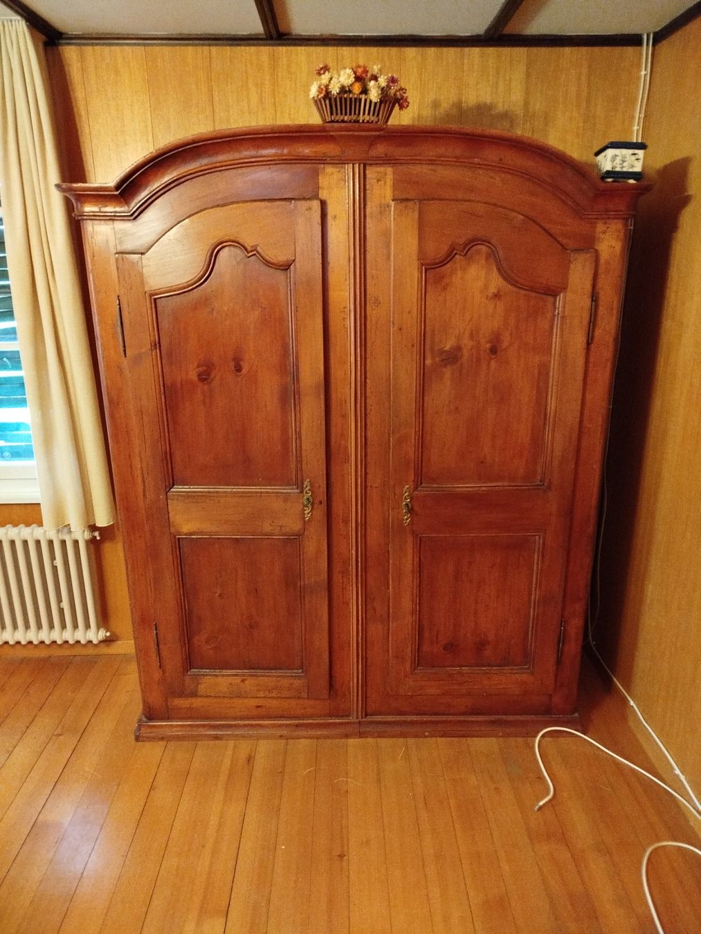 Armadi: Antiker Schrank – Usato da Düdingen venduto da Ares61