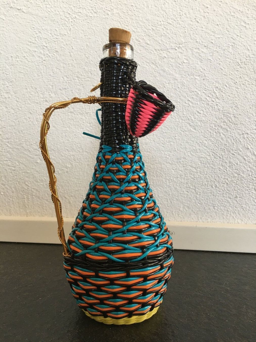Autres vaisselles & verres: Glasflasche mit Scoubidou – D'occasion à Samstagern par TAAF 2