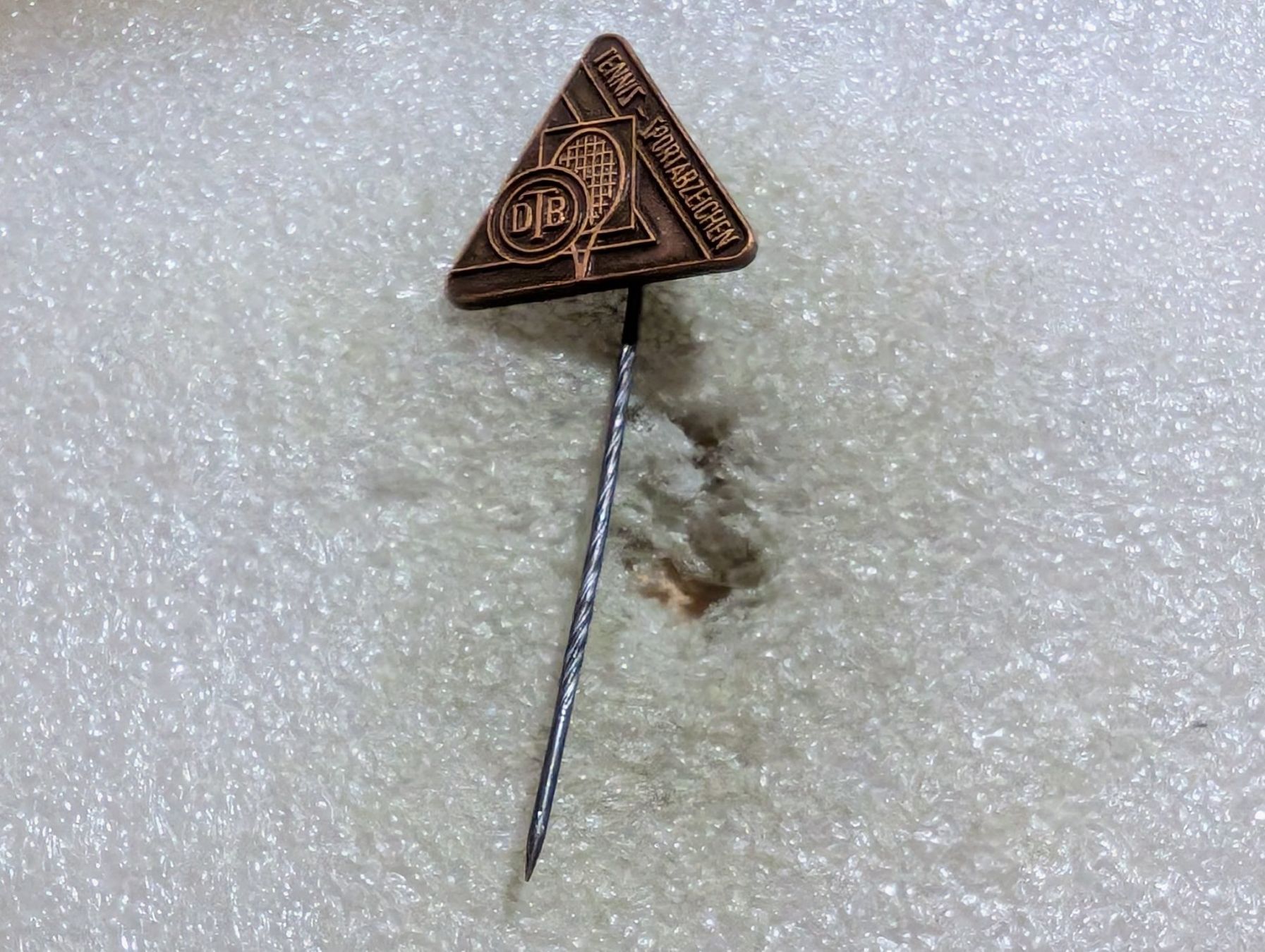 Plaketten & Abzeichen: Ansteckpin 39: DTB – Gebraucht aus Oppligen von Pin-Fall-Shop