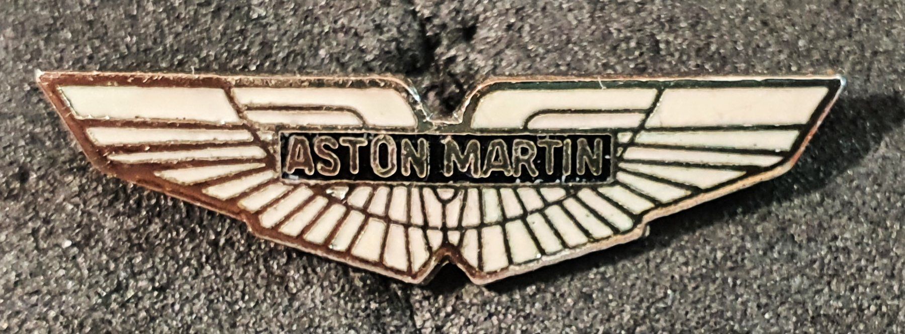 Aston Martin Placchette & Badge: CC983 - Pin ASTON MARTIN / Logo – Difettoso da Reinach BL venduto da Boston-Verkauf 1