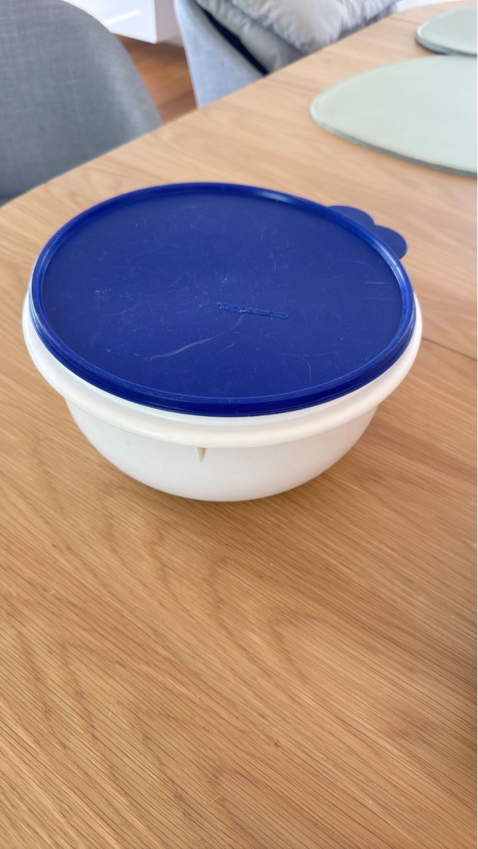 Tupperware Contenitori & Simili: Tupperware Schüssel mit blauem Deckel gebraucht – Usato da Bülach venduto da Mellinchen30