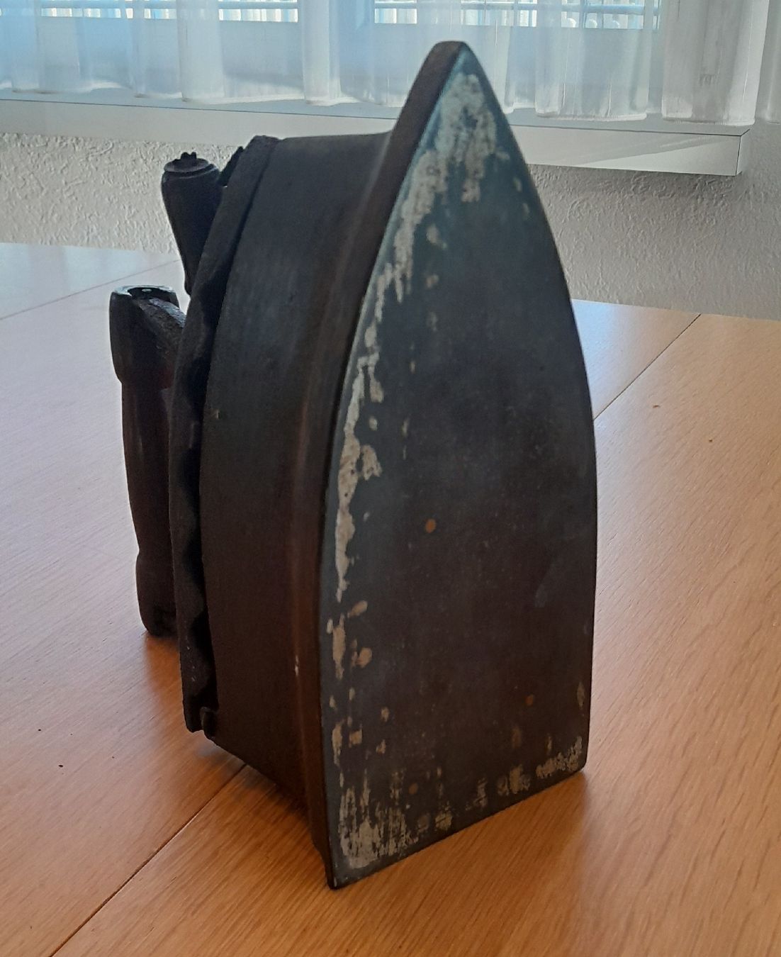 Tutte le decorazioni: Altes Bügeleisen mit Holzgriff antik – Usato da Möriken AG venduto da Topfuel7 4