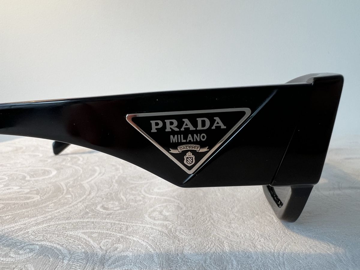 Prada Brillen & Gläser: Lunettes de soleil Prada noires – Gebraucht aus Sion von Mayoraz02 1