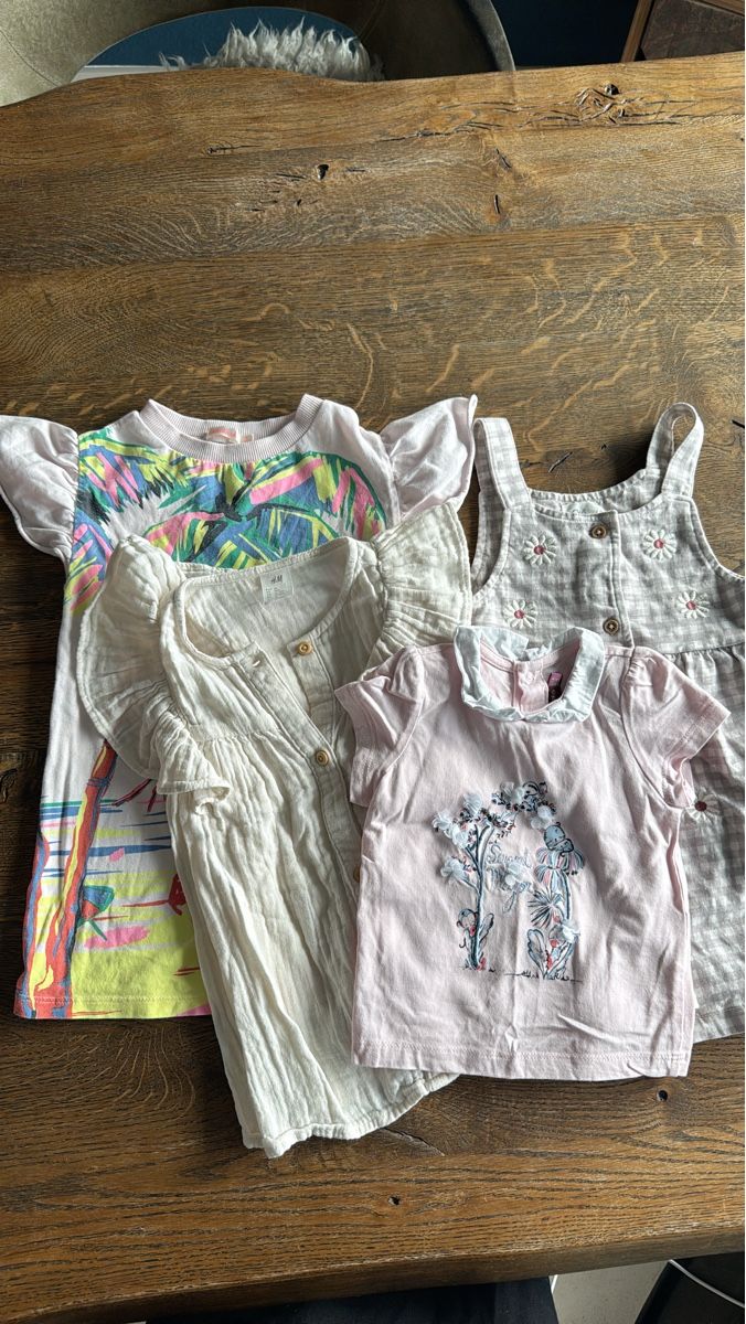 Lotti & Set di vestiti: Kleider Set Mädchen verschiedene Modelle gebraucht – Usato da Zug venduto da sil_82fx