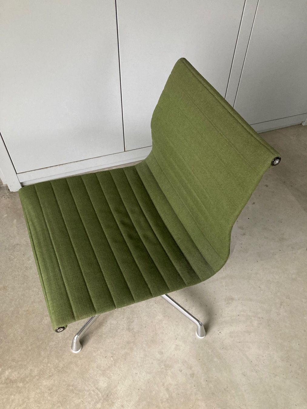 Vitra Stühle: Aluminium Chair EA 105, Eames – Gebraucht aus Uster von frrol 8