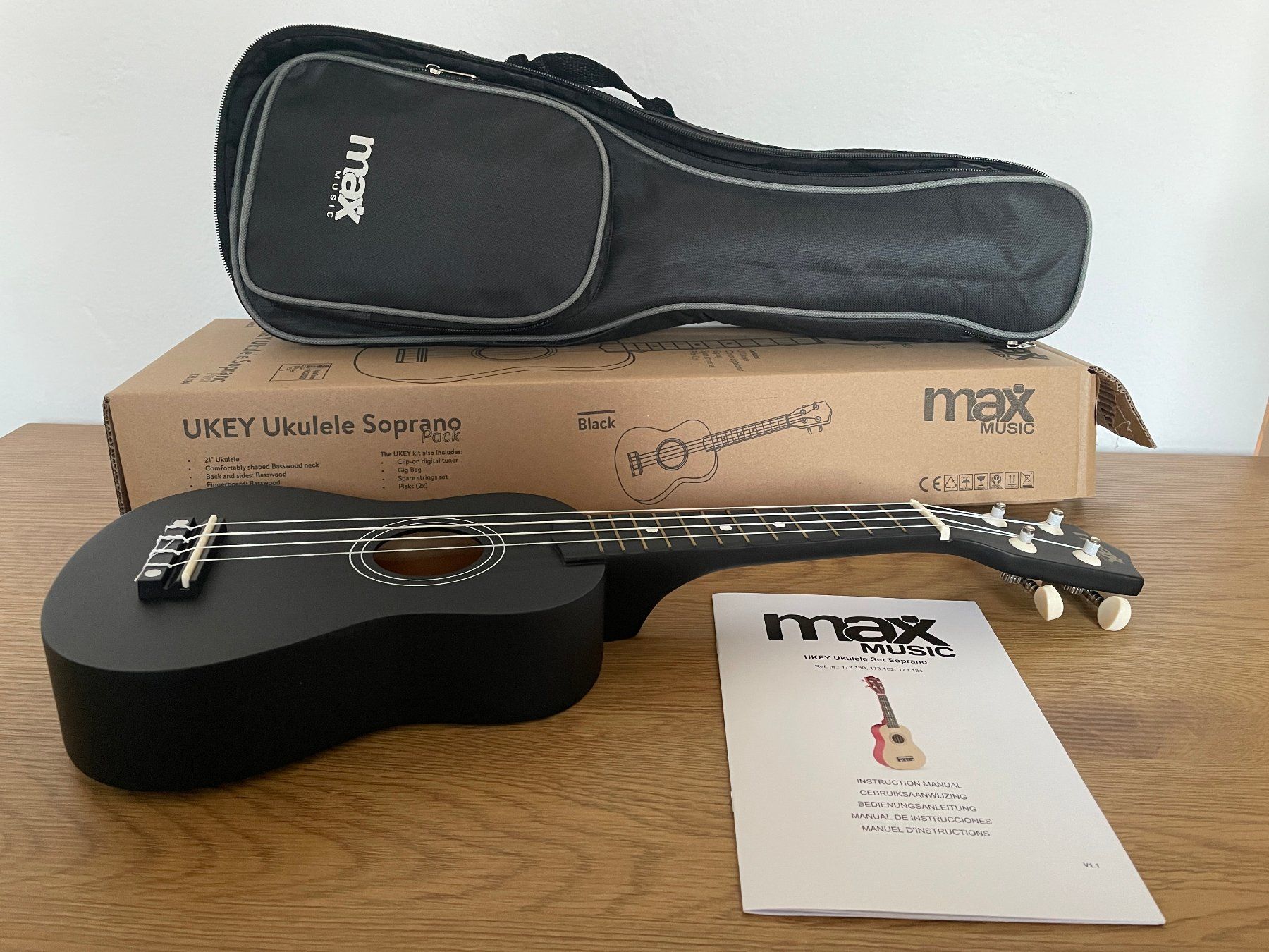 Strumenti musicali: MAX Ukulele UKEY Set Soprano Schwarz 21 Zoll – Nuovo (secondo la descrizione) da Frauenfeld venduto da -blubber- 3
