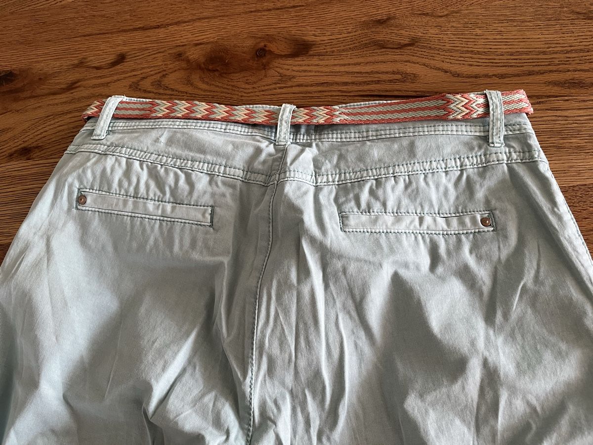 Esprit Pantaloni: Hose mit Gurt  – Nuovo (secondo la descrizione) da Schliern b. Köniz venduto da medion3098 2