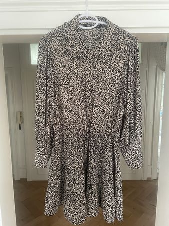 Kleid mit filigranem schwarz/ weiss Blumenmuster