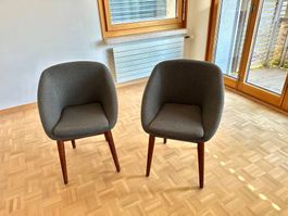 2 graue Stühle im Retro-Design mit Holzfüssen, Top Zustand
