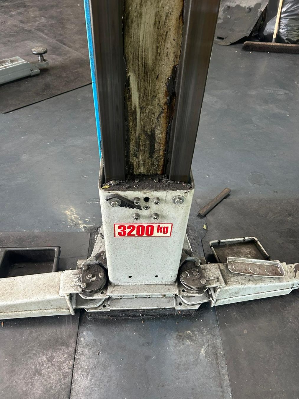 Piattaforme elevatrici & Crick: Auto Lift – Usato da Riedholz venduto da Riedholz-Garage 1