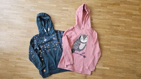 Zwei Kapuzenpullover Gr.140/146