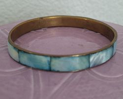 ZAETES LEICHTES Armband mit hellblauen Perlmutt