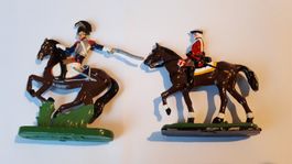2 bemalte Zinnsoldaten zu Pferd (Grösse 6 cm und 7 cm)