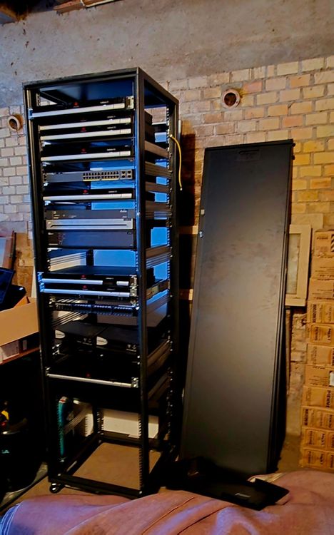 Server-Rack-Gehäuseschrank (Gebraucht) in Geroldswil für CHF 56 – nur ...
