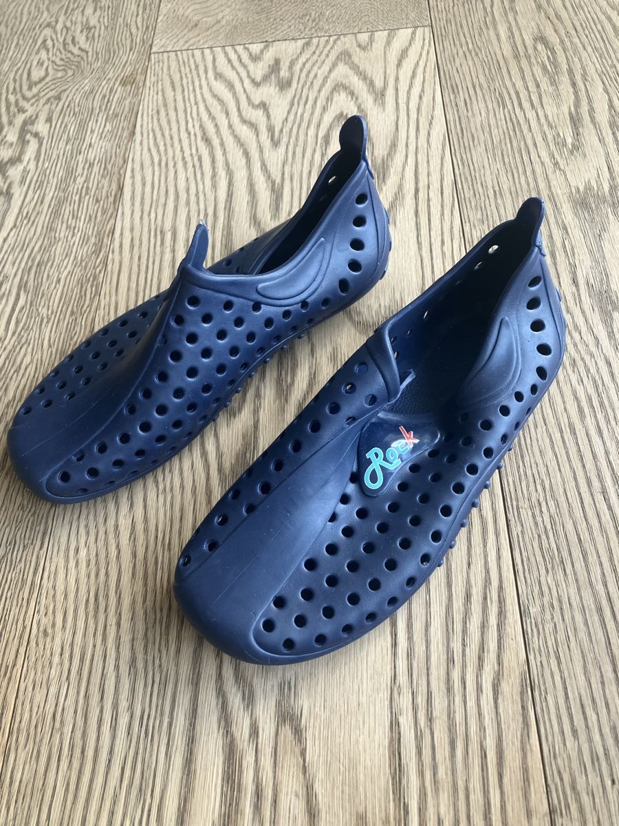 Scarpe per ragazzi: Badeschuhe dunkelblau Grösse 31 – Usato da Cham venduto da Liliane78
