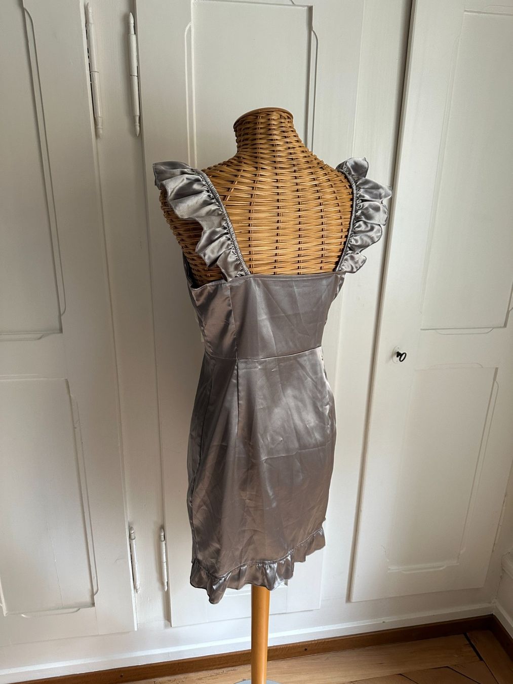 Robes: Satin Kleid silbern S – D'occasion à Zürich par Diazaio 2