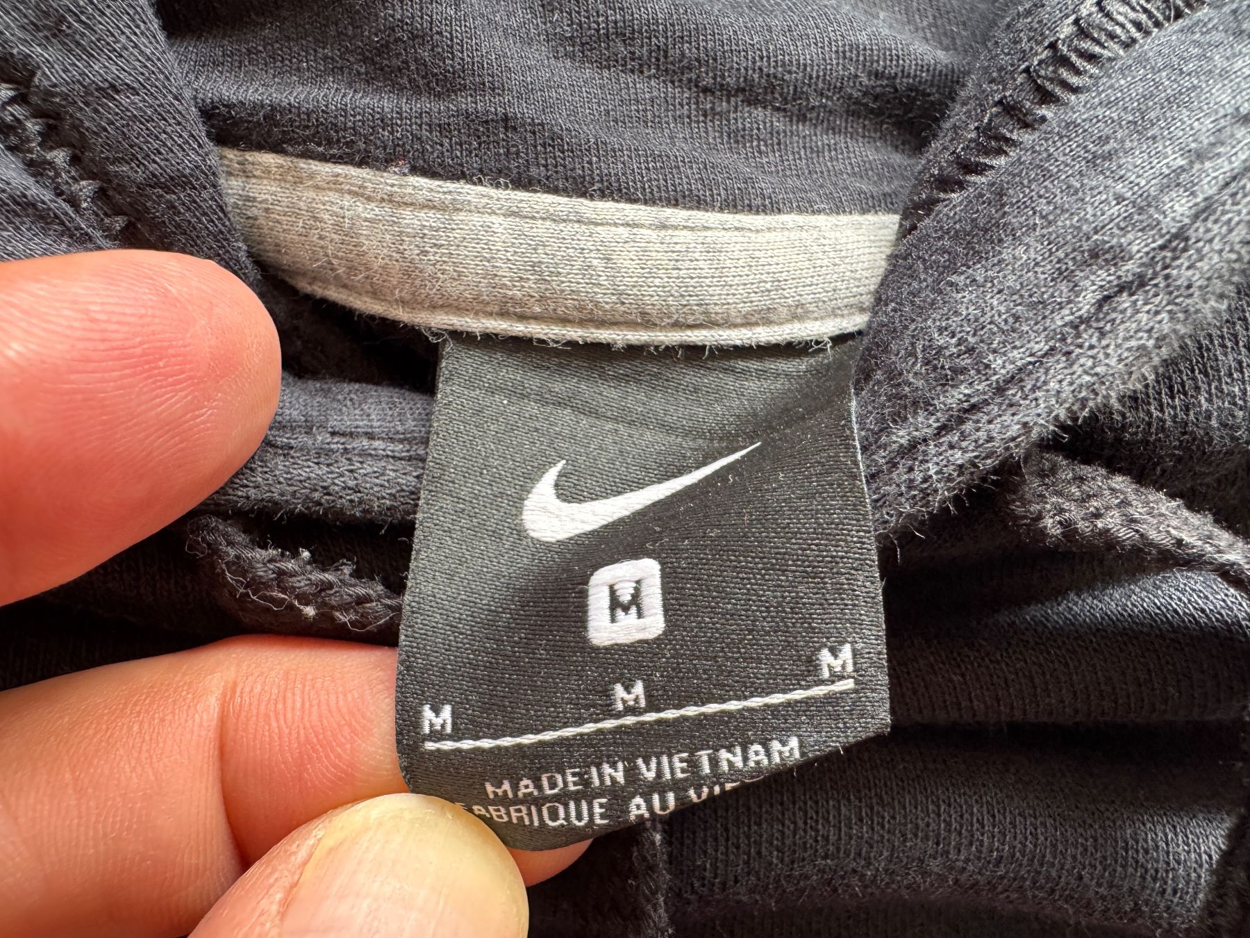 Nike Maglioni & Felpe: Nike Sweatshirt hoodie pullover Size M embroidered logo – Usato da Neuchâtel venduto da _Easy_to_Find_ 3