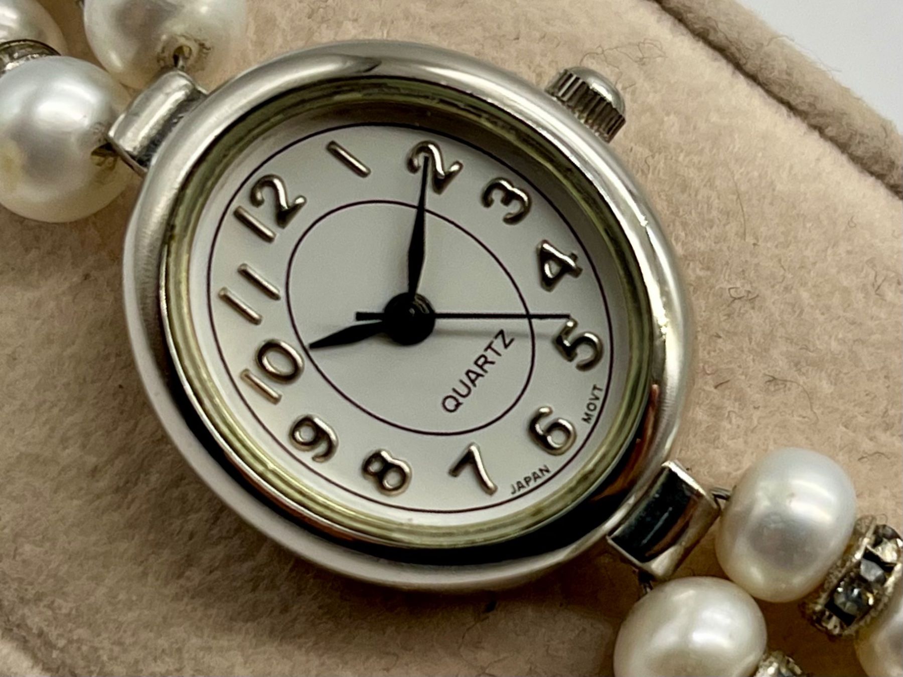 Uhren: Damen-Perlenuhr mit Silberelementen – Gebraucht aus Aarau von VelEis_Watches