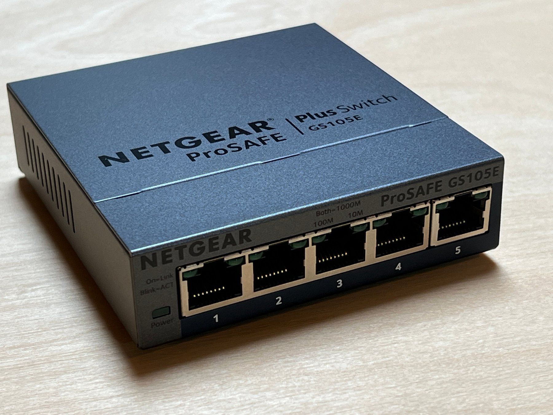 Netgear Hubs & Switches: Netgear / ProSAFE Plus 5-Port Gigabit-Switch GS105Ev2 – Gebraucht aus Gebenstorf von  1