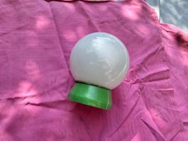 Antike Glaskugel Lampe weiss mit grünem Fuss