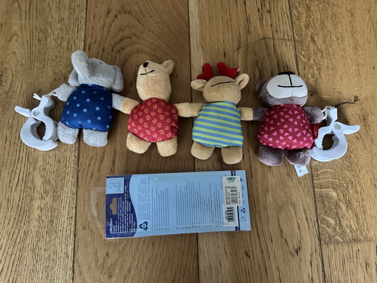 Giocattoli: Mobile mit 4 Stofftieren und Löffel/Gabel Set, NEU – Usato da Basel venduto da all_9hcj 1