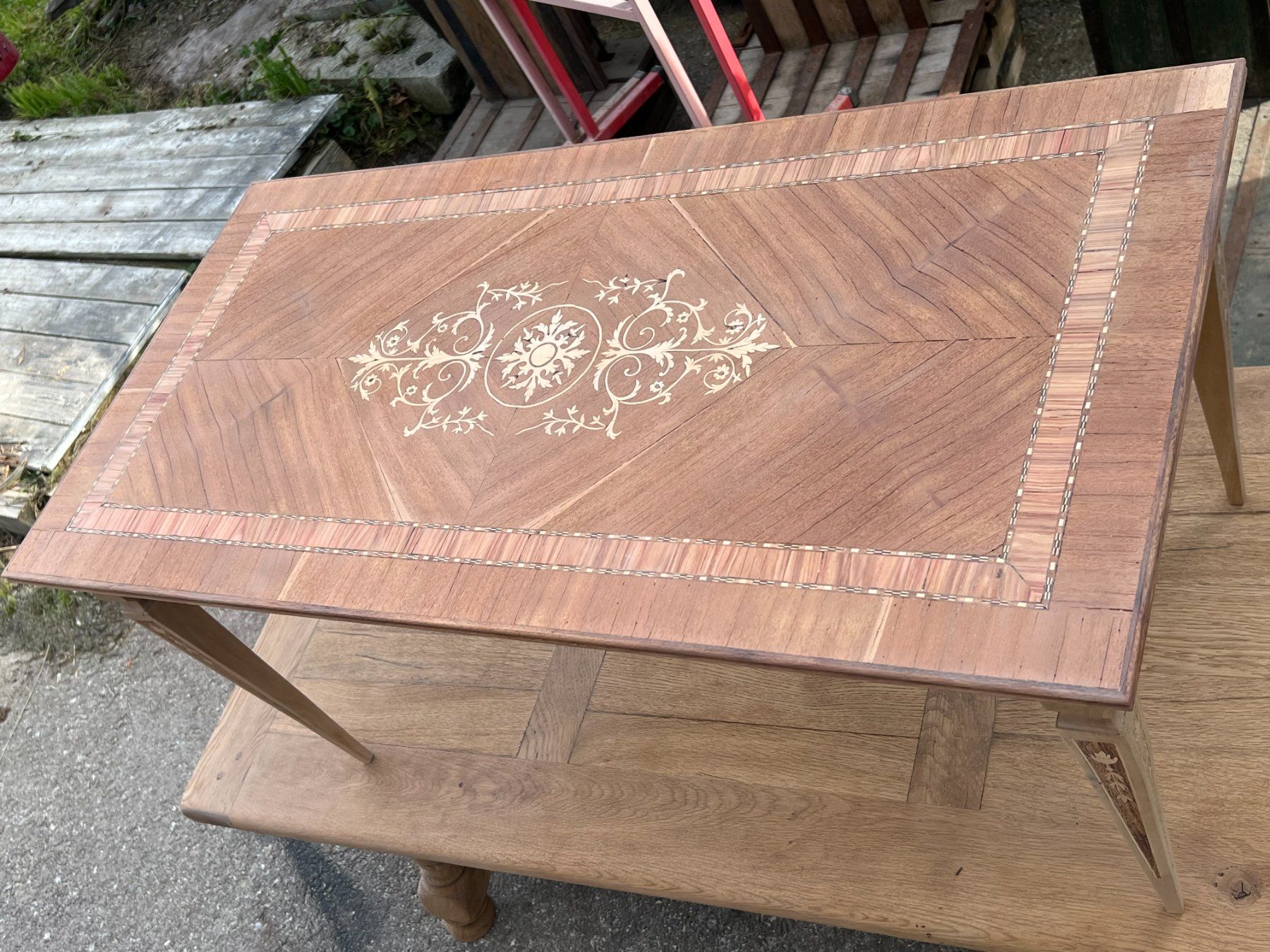 Tavoli: ART 984-J Table basse marquetée sablé – Usato da Pont-La-Ville venduto da BCMGLEAL 1