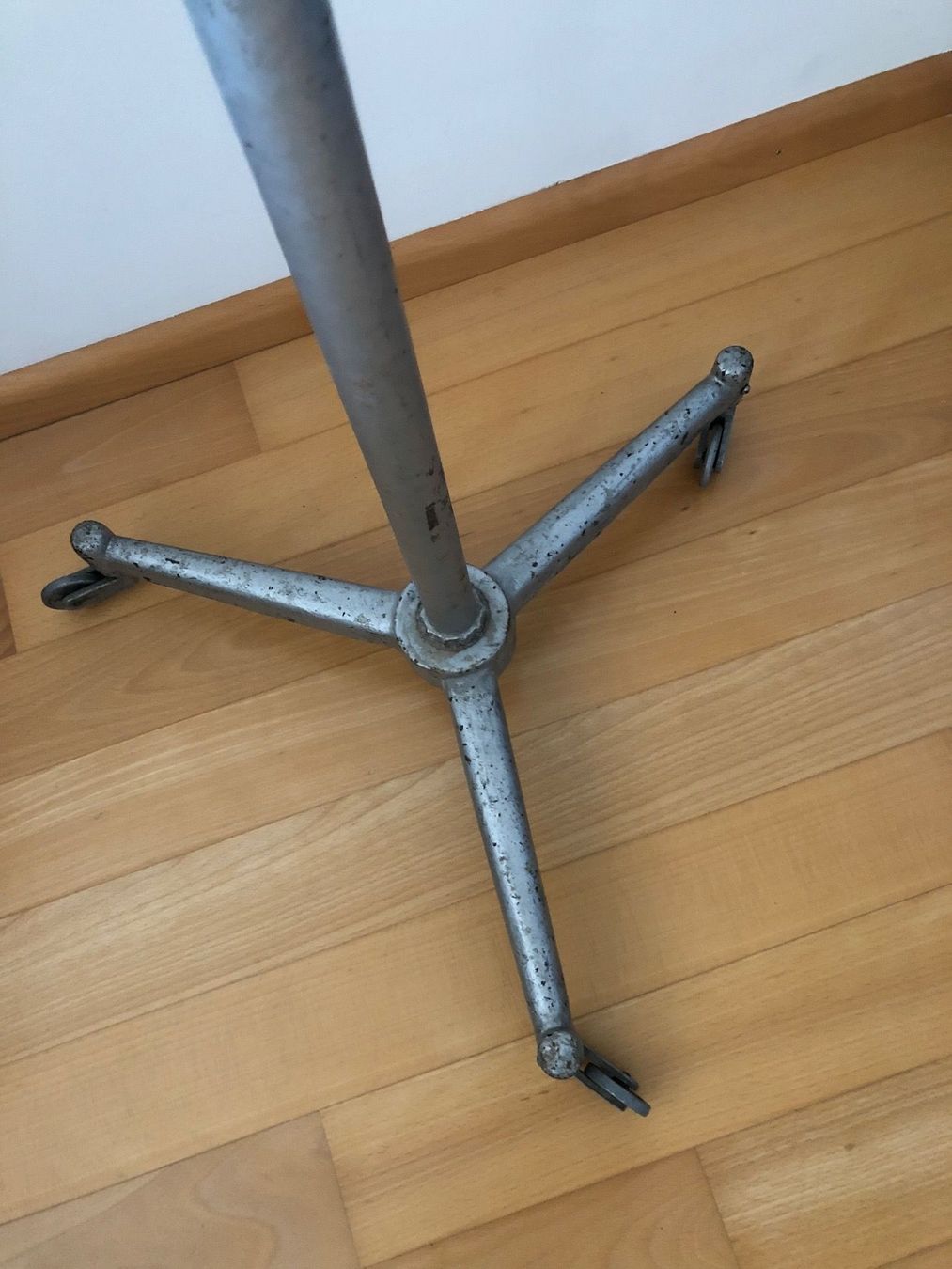 Lampade: Industrial Ständerlampe auf Räder – Usato da Münchenstein venduto da Brist 2