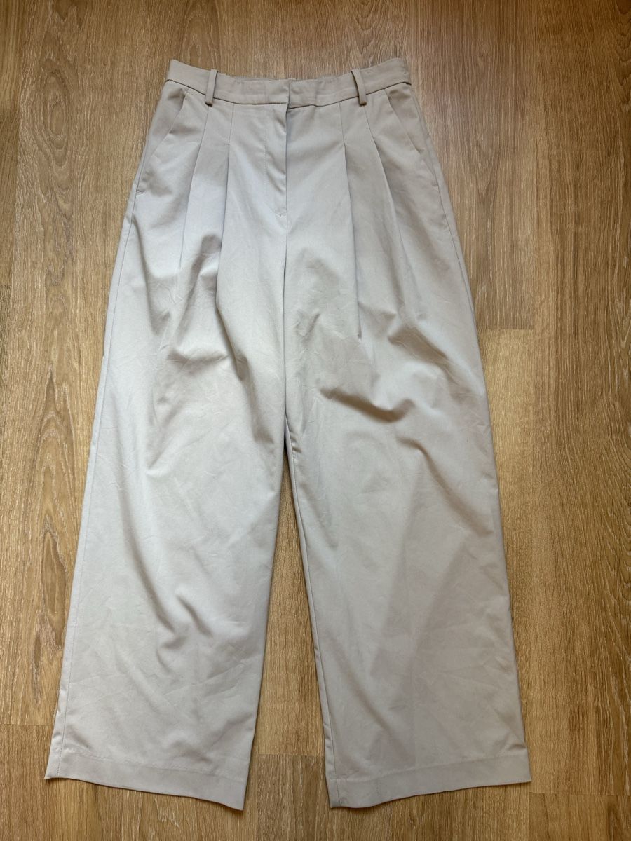 H&M Pantaloni: Pantalon large à plus beige H&M, t.38/M – Usato da Tavannes venduto da Thriftshop