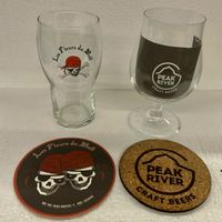 Schweizer Brauereien/Gläser und Bierdeckeln