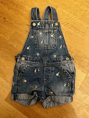 GAP: Neuwertige Kurze Latzhose in Grösse 6-12 Monate