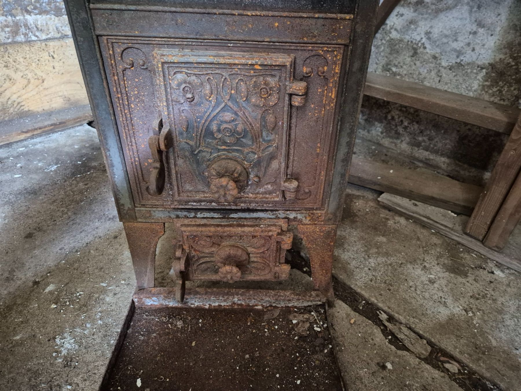 Altri mobili d'antiquariato: Antiker Standofen mit Kacheln – Difettoso da Montagne de Courtelary venduto da SchildiOlga 2