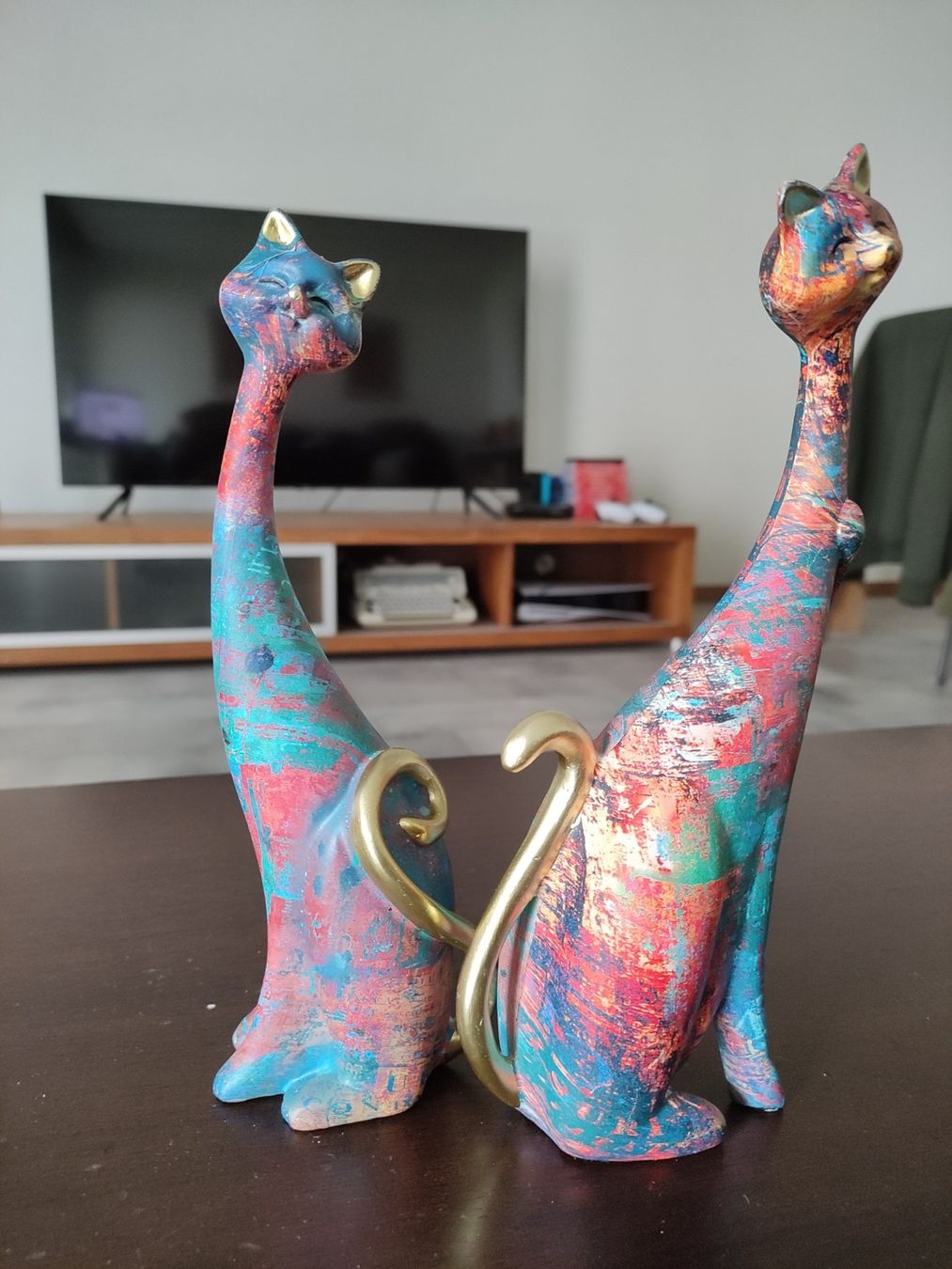 Skulpturen & Statuen: Ensemble de sculptures de chat coloré en résine – Neu (gemäss Beschreibung) aus YVERDON-LES-BAINS von Tony-no 1
