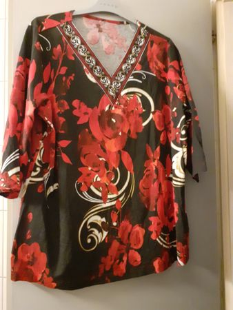 Damen Oberteil schwarz rot Blumenmuster Grösse 44