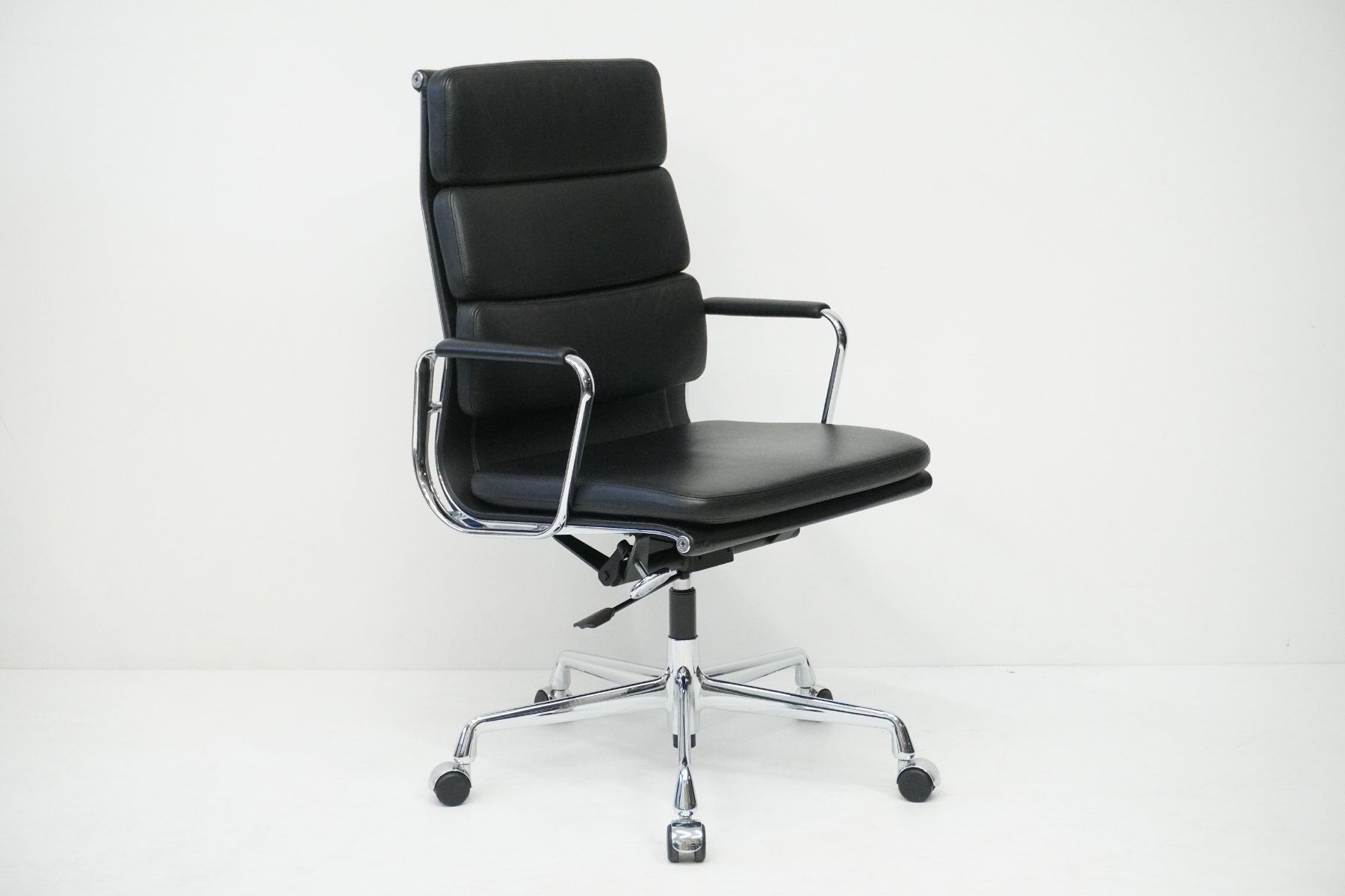 Vitra Sedie: Designklassiker Vitra Eames Soft Pad EA219 Leder schwarz – Usato da Bad Zurzach venduto da QLASSIQ