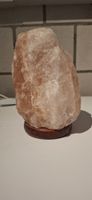 Himalaya Salzlampe Naturstein Holzsockel Beleuchtet ca. 24cm