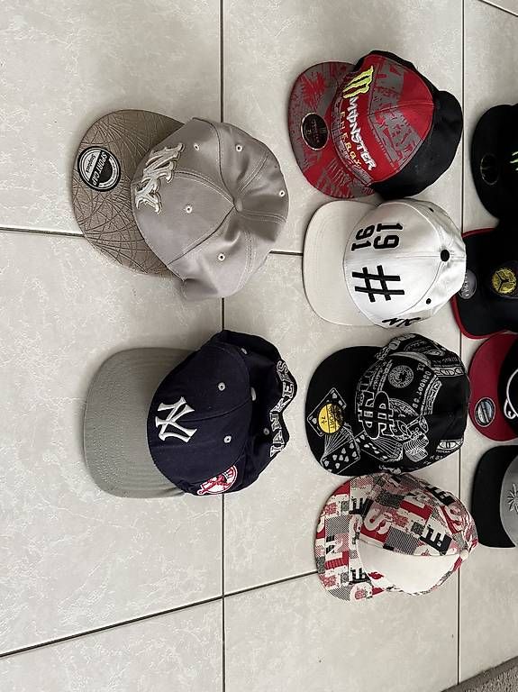 Altro abbigliamento per bambino: 22 Stk. Kappen – Usato da Wohlen AG venduto da Goodprises 1