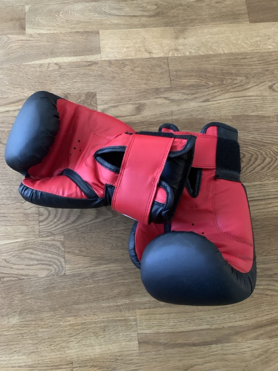 Gants: Kinderboxhandschuhe und Schienbeinschoner – D'occasion à Zufikon par Mosaik75 1