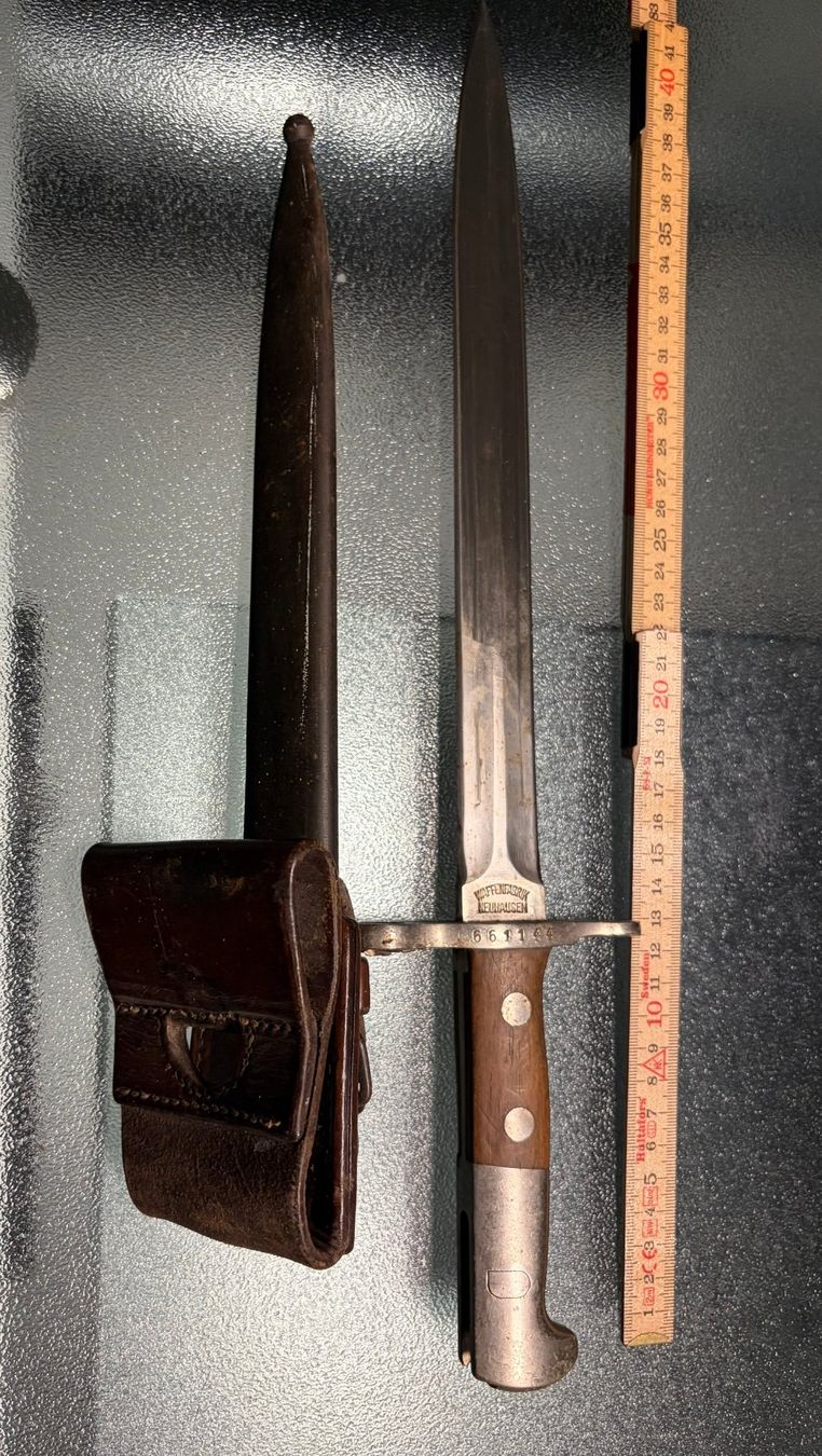 Schweizer Armee Stichwaffen: Bajonett 40cm inkl. Scheide und Gurthalterung – Gebraucht aus Aarwangen von concorde58
