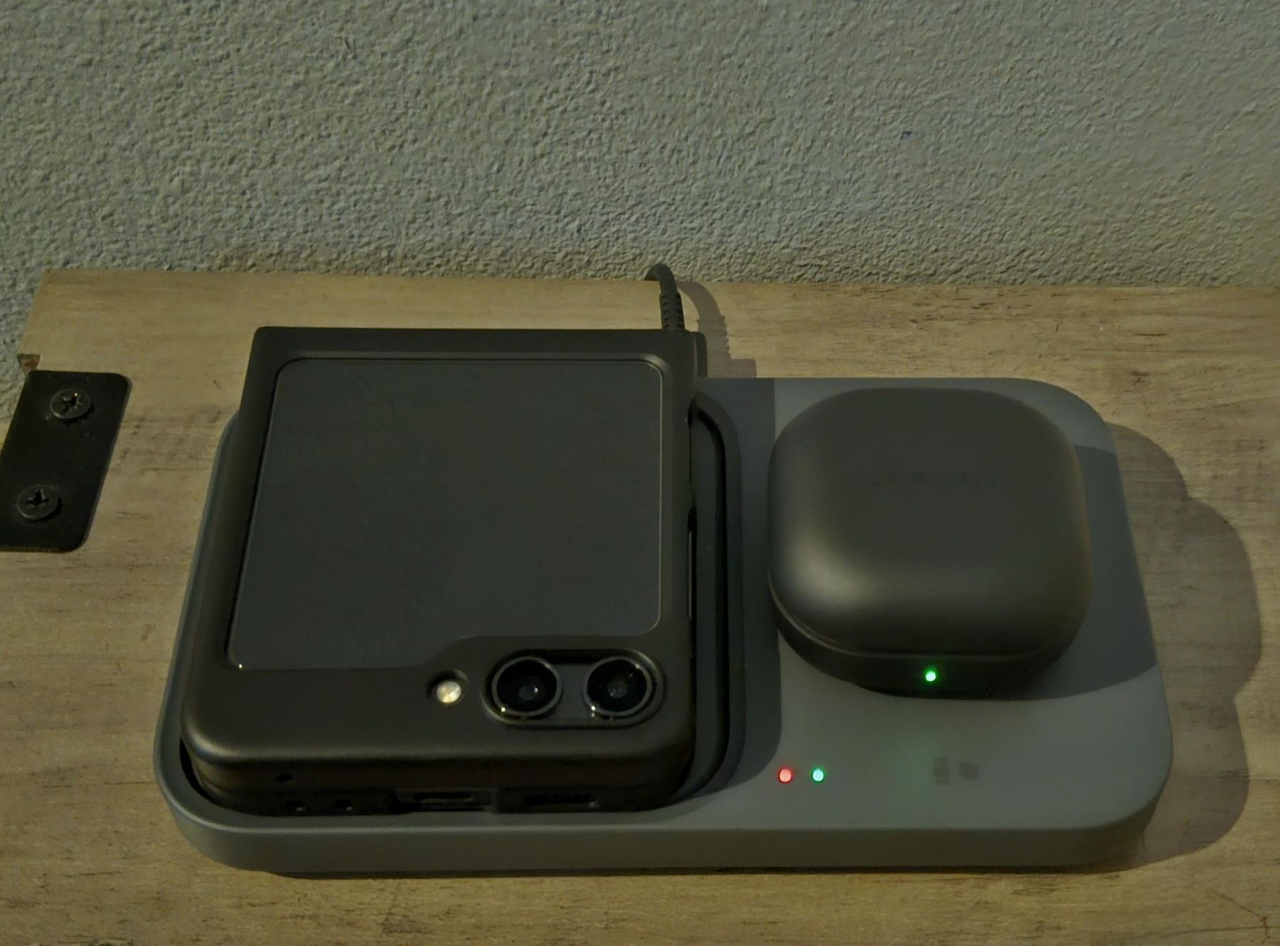 Samsung Caricabatterie: Samsung Wireless Charger Duo Pad - Charge Two Devices! – Usato da Lausanne venduto da Richy36 2
