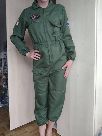 Grüne Fliegeruniform im Pilotenstil für Cosplay Fotoshooting