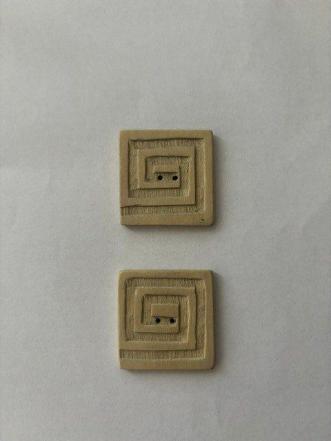 Bottoni: Holzknöpfe, 2x, ca. 3.4cm breit, quadratisch – Usato da Basel venduto da machplatz