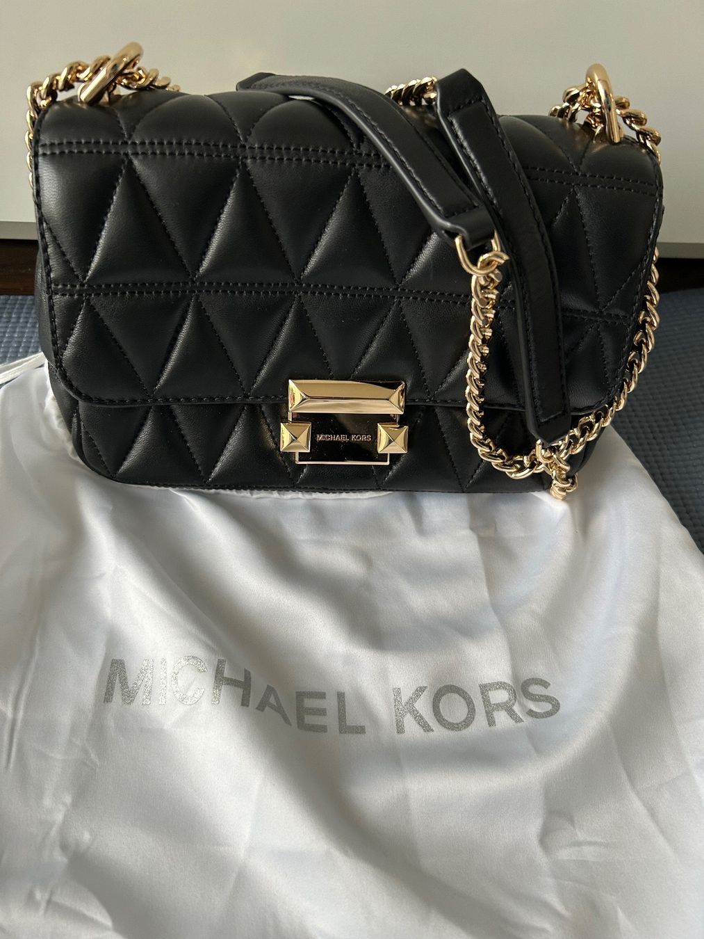 Michael Kors Taschen für Damen: Michael Kors Schultertasche Soho Small – Gebraucht aus Brüttisellen von Sst2