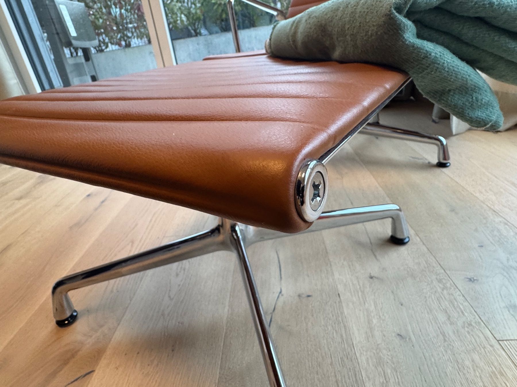 Vitra Poltrone: Vitra Eames Sessel Alu EA124 Cognac mit Ottoman EA125 – Usato da Riehen venduto da Frankauf 5