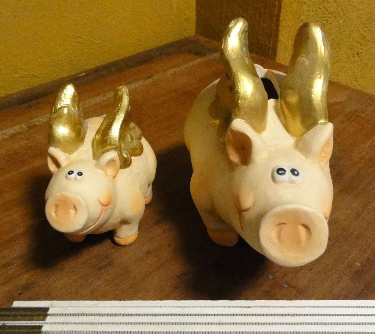 Statuette: Schweinchen mit goldigen Flügeln, 2 Stk. – Usato da Wohlen AG venduto da Flusslauf 1