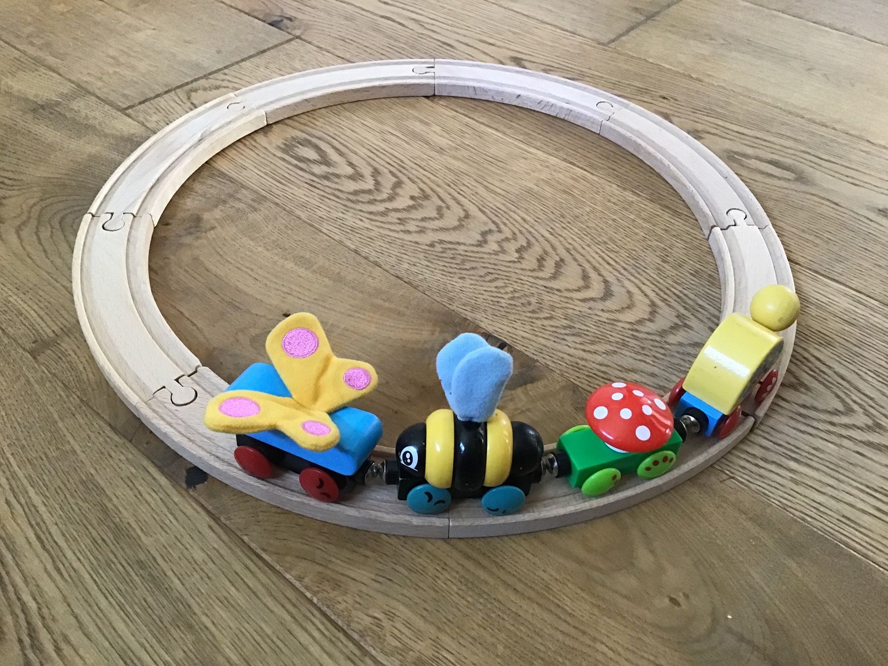 Giocattoli: Holz-Eisenbahn mit Tieren und Schiene – Usato da Rotkreuz venduto da GerberaSpider08