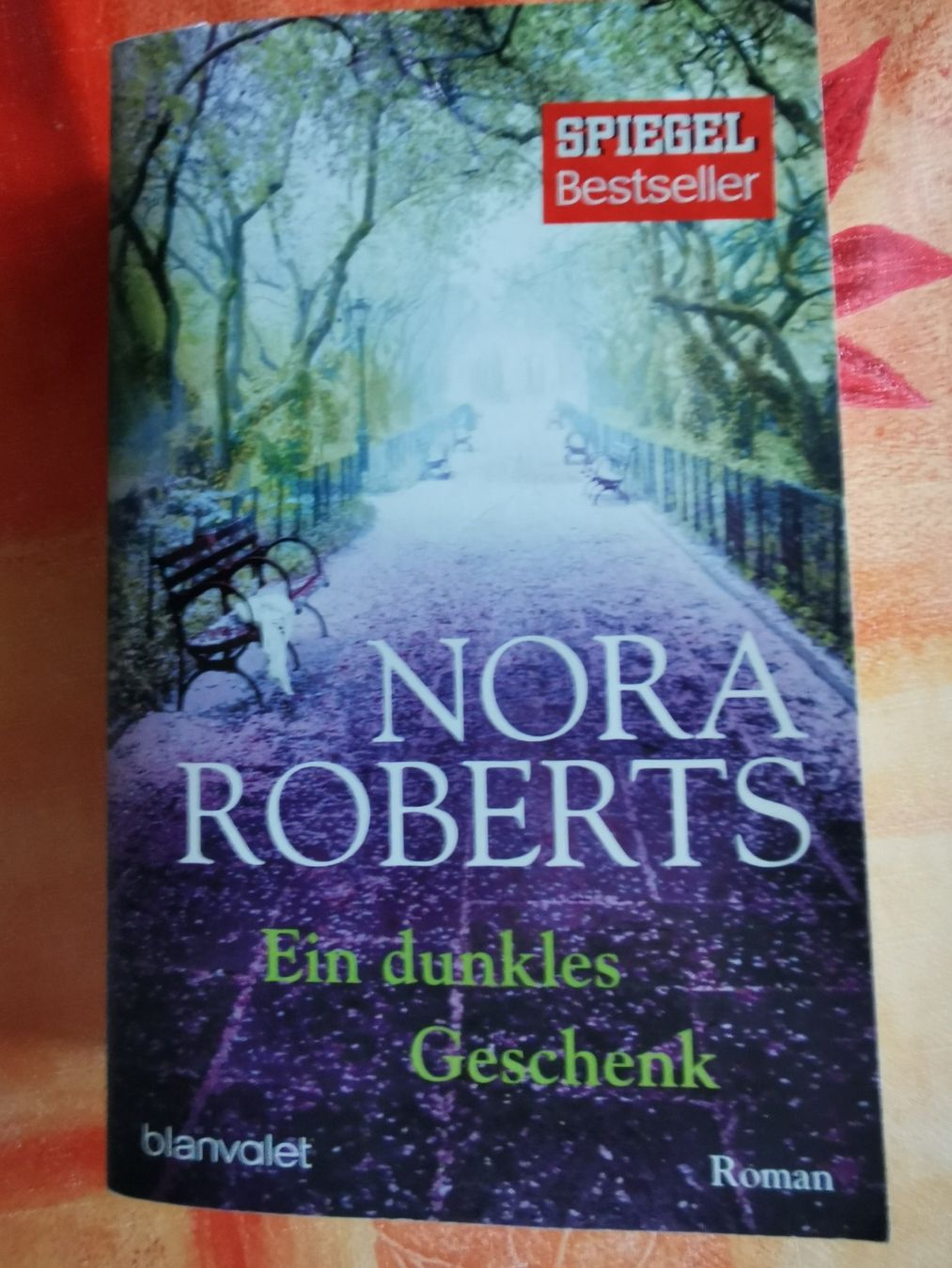 Libri: Nora Roberts, Ein dunkles Geschenk – Usato da Kölliken venduto da mar5742