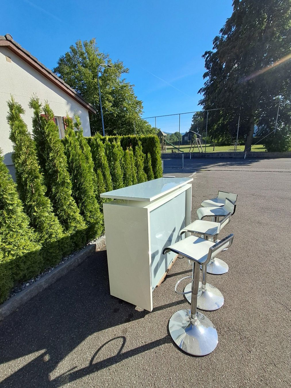 Ladenausstattungen & Messebau: Bar mit vier Barhockern – Gebraucht aus Olten von UA20 2