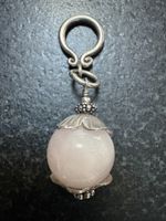 Eleganter Anhänger mit großer Rosenquarz-Kugel – Boho / Vint